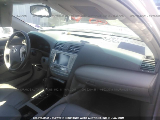 4T4BF3EK0BR180094 - 2011 TOYOTA CAMRY SE/LE/XLE ვერცხლისფერი ფოტო 5