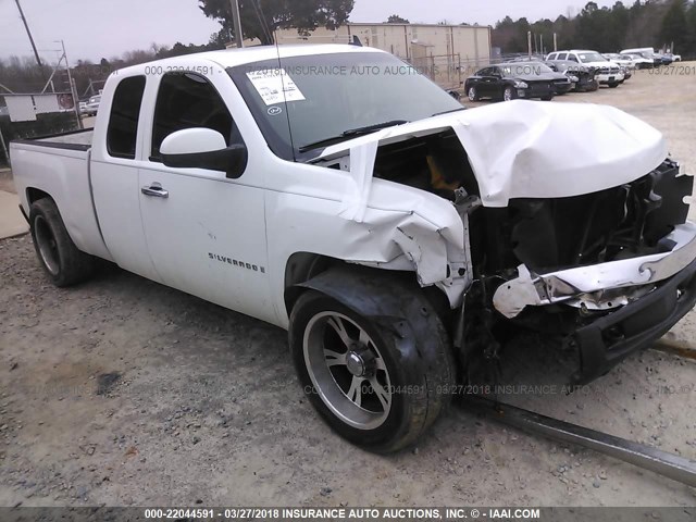 2GCEC19C471592839 - 2007 CHEVROLET SILVERADO C1500 WHITE photo 1