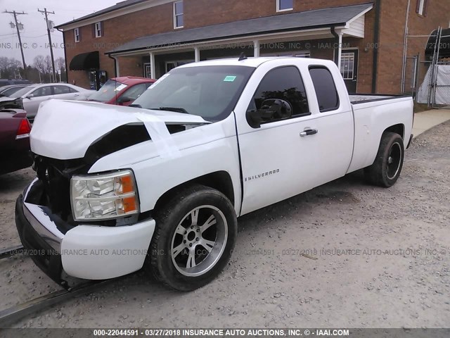 2GCEC19C471592839 - 2007 CHEVROLET SILVERADO C1500 WHITE photo 2