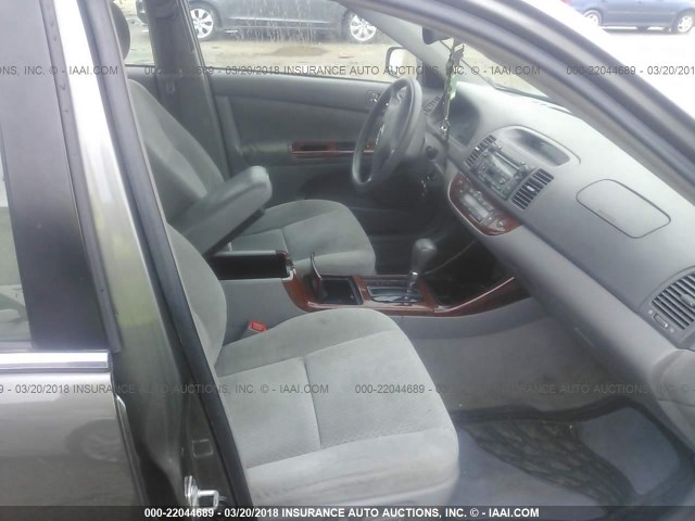 4T1BF32K84U589686 - 2004 TOYOTA CAMRY LE/XLE/SE ნაცრისფერი ფოტო 5