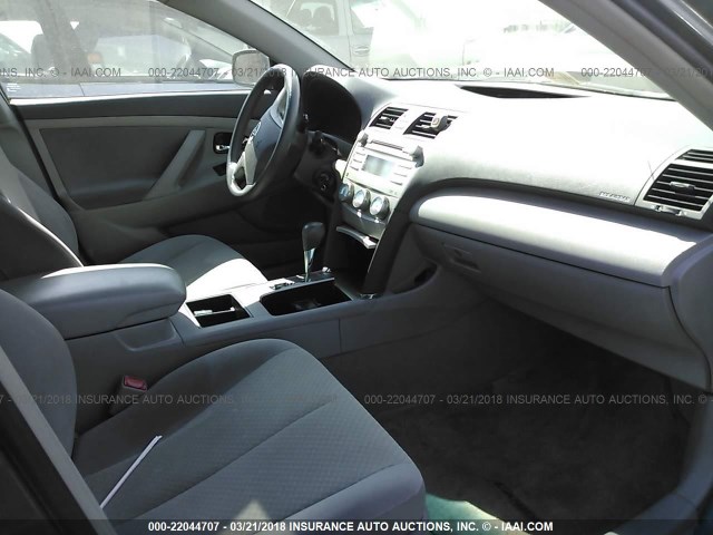 4T4BE46K49R085409 - 2009 TOYOTA CAMRY SE/LE/XLE GRAY photo 5