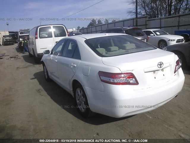 4T4BF3EK2BR210017 - 2011 TOYOTA CAMRY SE/LE/XLE WHITE photo 3