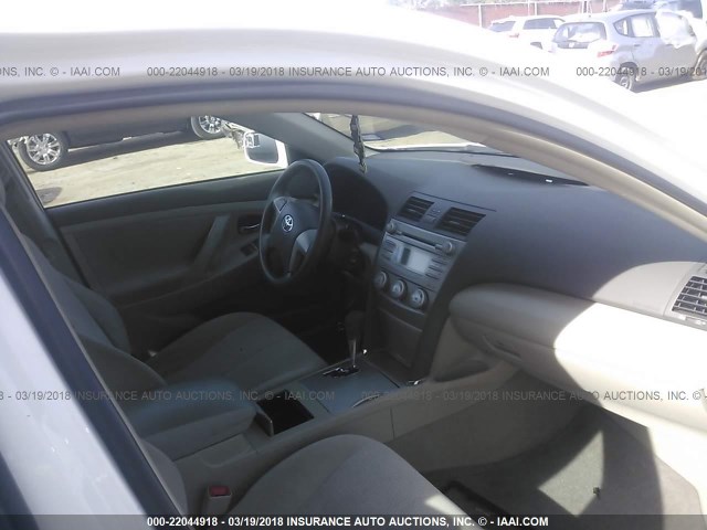 4T4BF3EK2BR210017 - 2011 TOYOTA CAMRY SE/LE/XLE WHITE photo 5