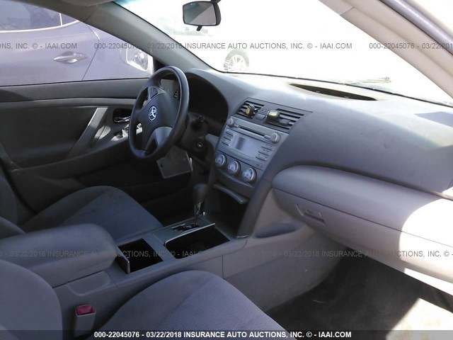 4T4BF3EK9AR063435 - 2010 TOYOTA CAMRY SE/LE/XLE SILVER photo 5