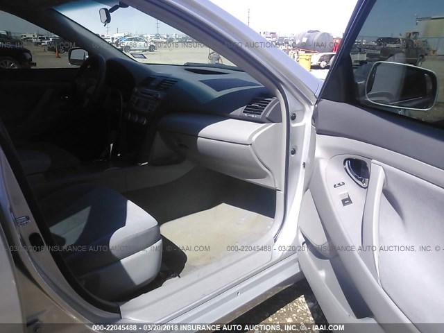 4T4BF3EK8BR127224 - 2011 TOYOTA CAMRY SE/LE/XLE 银色 照片 5