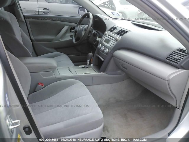 4T1BF3EK2BU135345 - 2011 TOYOTA CAMRY SE/LE/XLE SILVER photo 5