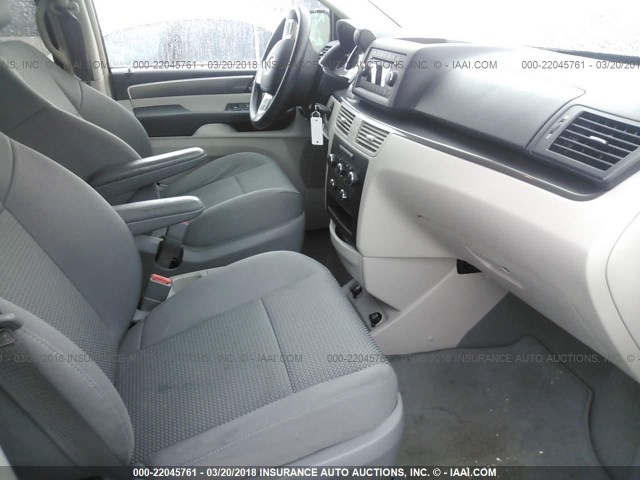 2C4RVAAG5CR390453 - 2012 VOLKSWAGEN ROUTAN S GRAY photo 5