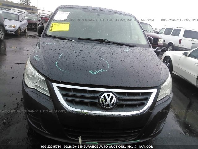 2C4RVAAG5CR390453 - 2012 VOLKSWAGEN ROUTAN S GRAY photo 6