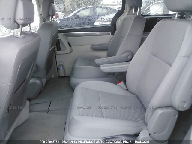 2C4RVAAG5CR390453 - 2012 VOLKSWAGEN ROUTAN S GRAY photo 8