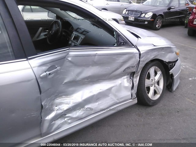 4T1BK3EK8BU625235 - 2011 TOYOTA CAMRY SE/LE/XLE SILVER photo 6