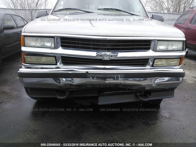 1GNEK13R7XJ411181 - 1999 CHEVROLET TAHOE K1500 Champagne photo 6