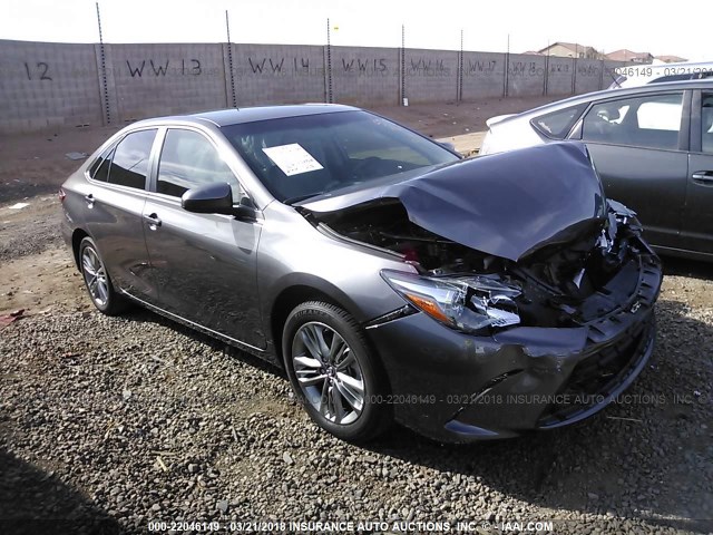 4T1BF1FK5HU712090 - 2017 TOYOTA CAMRY LE/XLE/SE/XSE GRAY photo 1