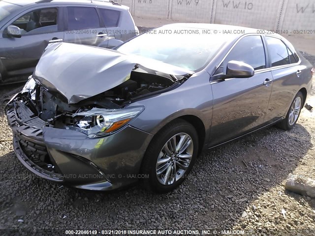 4T1BF1FK5HU712090 - 2017 TOYOTA CAMRY LE/XLE/SE/XSE GRAY photo 2