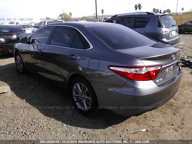 4T1BF1FK5HU712090 - 2017 TOYOTA CAMRY LE/XLE/SE/XSE GRAY photo 3