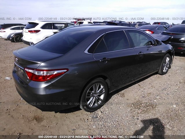 4T1BF1FK5HU712090 - 2017 TOYOTA CAMRY LE/XLE/SE/XSE GRAY photo 4