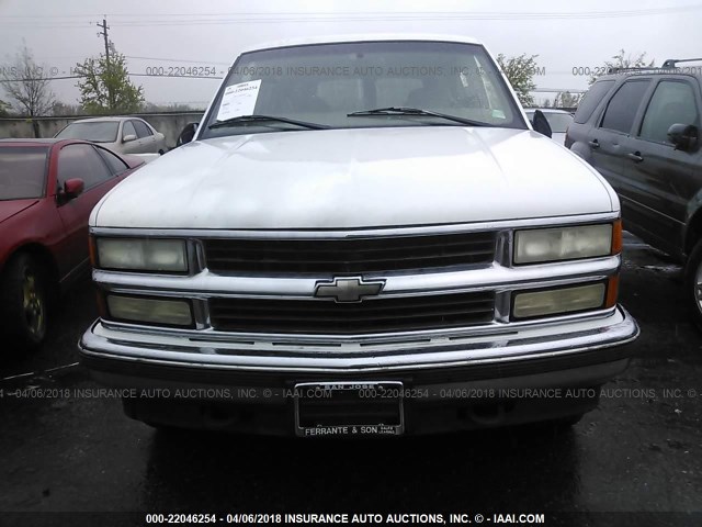 3GNFK16R9WG118303 - 1998 CHEVROLET SUBURBAN K1500 WHITE photo 6