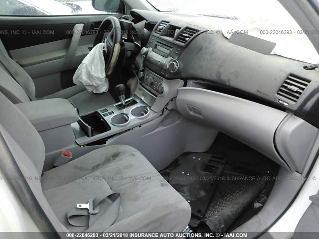 5TDZA3EH7BS010996 - 2011 TOYOTA HIGHLANDER SE WHITE photo 5