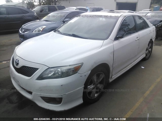 4T1BF3EK5BU637959 - 2011 TOYOTA CAMRY SE/LE/XLE WHITE photo 2