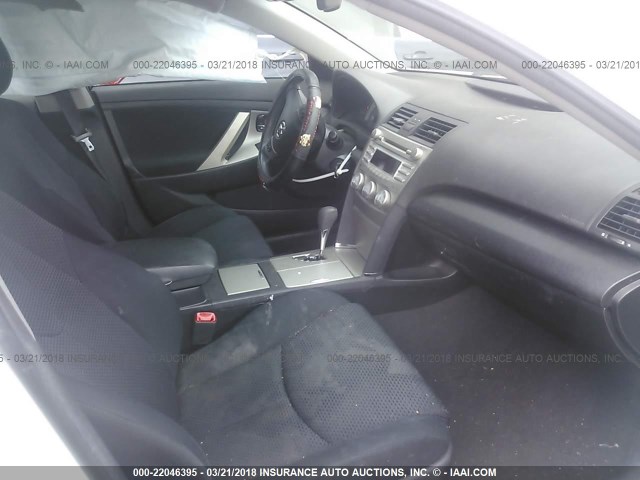 4T1BF3EK5BU637959 - 2011 TOYOTA CAMRY SE/LE/XLE Белый фото 5