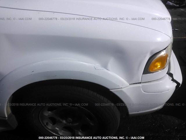 5LMEU27RX2LJ15080 - 2002 LINCOLN NAVIGATOR WHITE photo 6