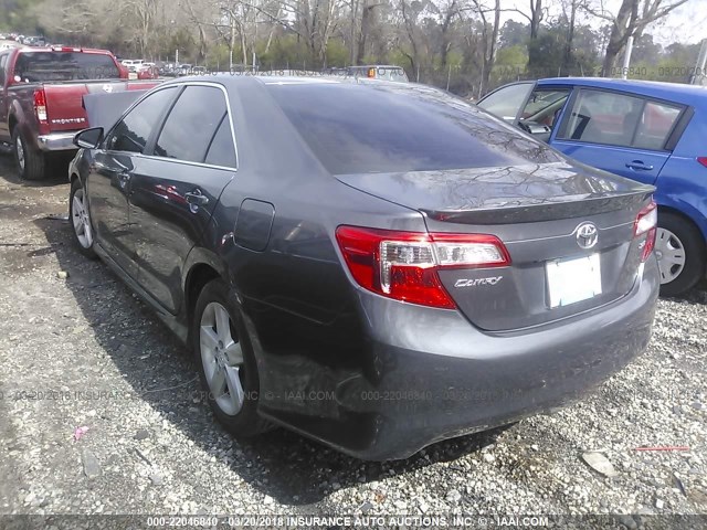 4T1BF1FK3EU459959 - 2014 TOYOTA CAMRY L/SE/LE/XLE GRAY photo 3