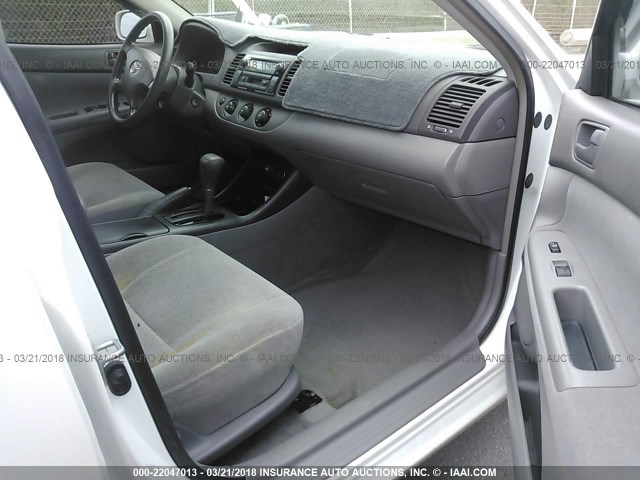 JTDBE32K620079655 - 2002 TOYOTA CAMRY LE/XLE/SE თეთრი ფოტო 5