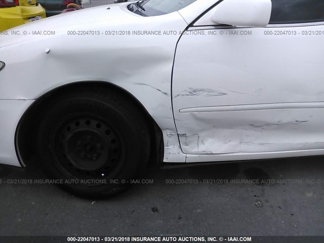 JTDBE32K620079655 - 2002 TOYOTA CAMRY LE/XLE/SE თეთრი ფოტო 6