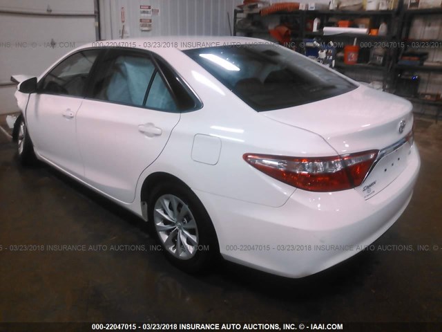 4T4BF1FK2FR478638 - 2015 TOYOTA CAMRY LE/XLE/SE/XSE WHITE photo 3