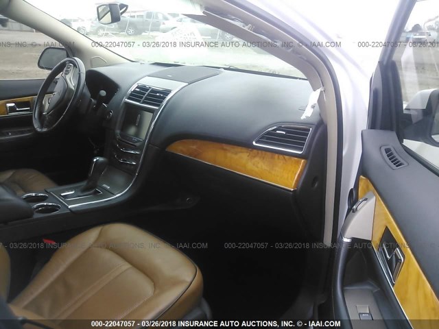 2LMDJ6JK5DBL35938 - 2013 LINCOLN MKX WHITE photo 5