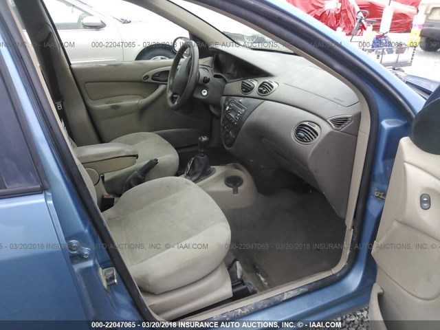 1FAFP3435YW430374 - 2000 FORD FOCUS SE/SE SPORT BLUE photo 5