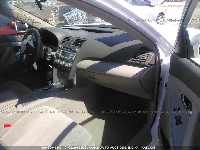 4T1BF3EK9BU618816 - 2011 TOYOTA CAMRY SE/LE/XLE თეთრი ფოტო 5