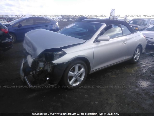 4T1FA38P54U028896 - 2004 TOYOTA CAMRY SOLARA SE/SLE ვერცხლისფერი ფოტო 2