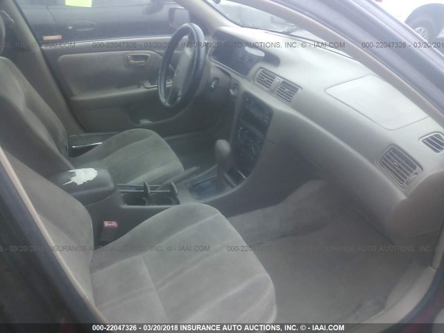 JT2BG22K7W0208652 - 1998 TOYOTA CAMRY CE/LE/XLE 勃艮第红 照片 5
