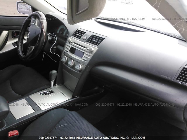 4T1BF3EK5BU615587 - 2011 TOYOTA CAMRY SE/LE/XLE SILVER photo 5