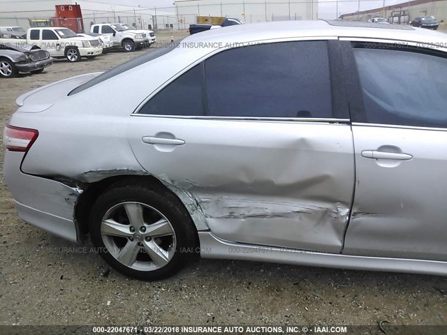 4T1BF3EK5BU615587 - 2011 TOYOTA CAMRY SE/LE/XLE SILVER photo 6