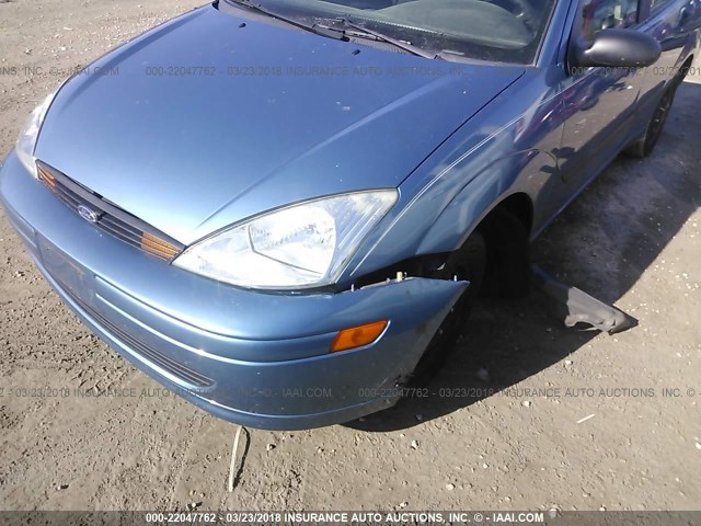 1FAFP33P7YW215695 - 2000 FORD FOCUS LX BLUE photo 6