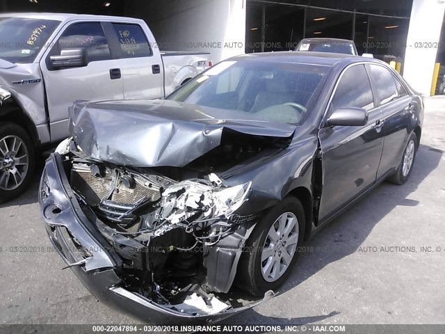 4T1BK46K68U057306 - 2008 TOYOTA CAMRY LE/XLE/SE ნაცრისფერი ფოტო 2