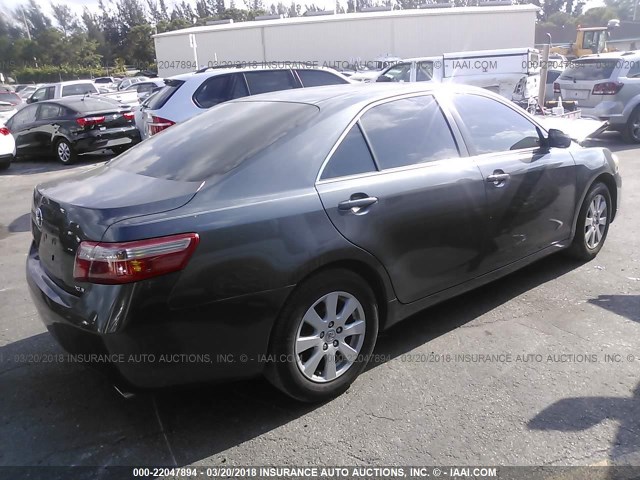 4T1BK46K68U057306 - 2008 TOYOTA CAMRY LE/XLE/SE ნაცრისფერი ფოტო 4