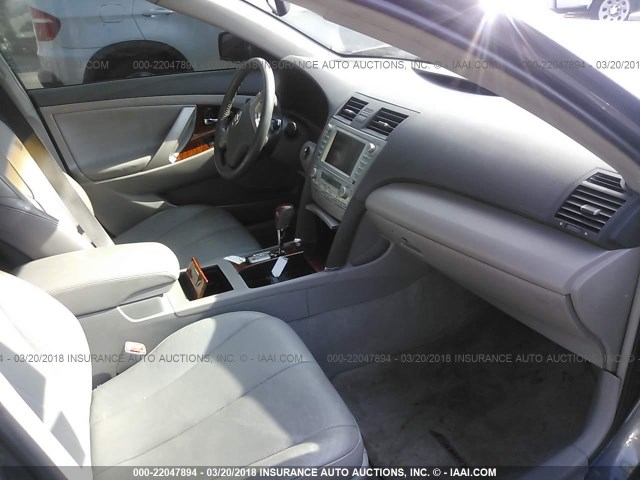 4T1BK46K68U057306 - 2008 TOYOTA CAMRY LE/XLE/SE ნაცრისფერი ფოტო 5