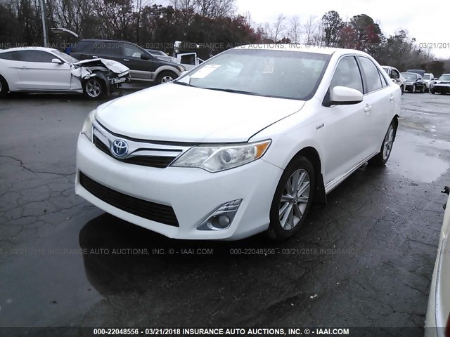 4T1BD1FK4CU030011 - 2012 TOYOTA CAMRY HYBRID/LE/XLE WHITE photo 2