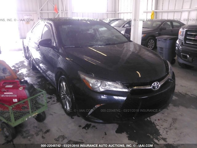 4T1BF1FK2GU220275 - 2016 TOYOTA CAMRY LE/XLE/SE/XSE Blau Foto 1