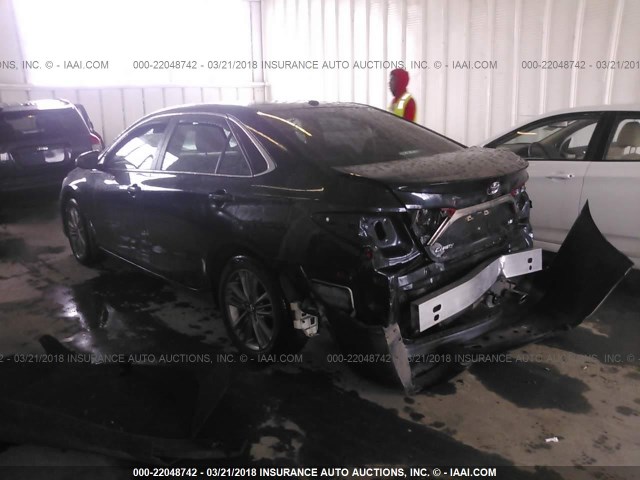 4T1BF1FK2GU220275 - 2016 TOYOTA CAMRY LE/XLE/SE/XSE Blau Foto 3