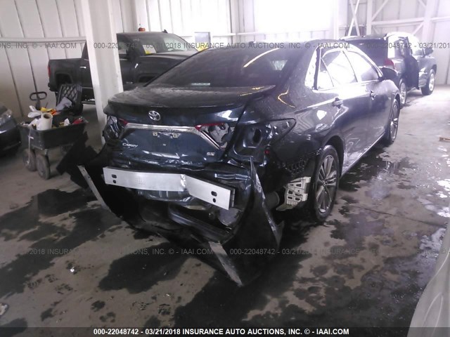 4T1BF1FK2GU220275 - 2016 TOYOTA CAMRY LE/XLE/SE/XSE Blau Foto 4