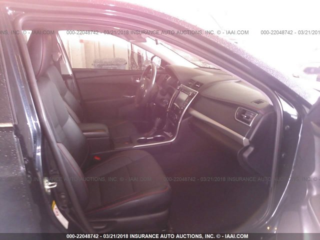 4T1BF1FK2GU220275 - 2016 TOYOTA CAMRY LE/XLE/SE/XSE Blau Foto 5