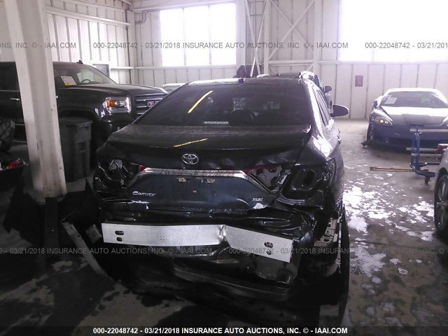 4T1BF1FK2GU220275 - 2016 TOYOTA CAMRY LE/XLE/SE/XSE Blau Foto 6