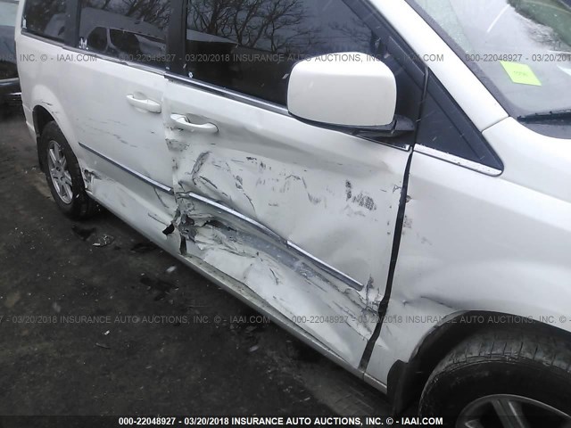 2A4RR8D1XAR374440 - 2010 CHRYSLER TOWN & COUNTRY TOURING PLUS WHITE photo 6