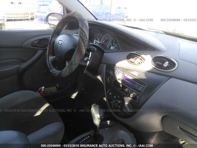 1FAFP33P73W102094 - 2003 FORD FOCUS LX WHITE photo 5