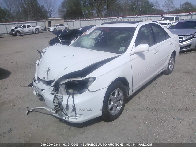 JTDBE32K020016504 - 2002 TOYOTA CAMRY LE/XLE/SE WHITE photo 2