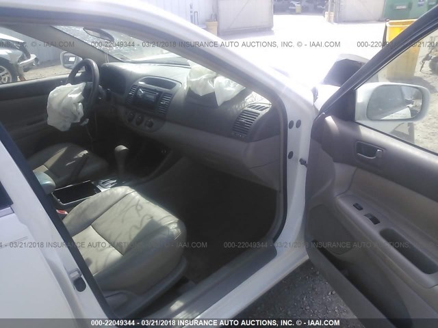 JTDBE32K020016504 - 2002 TOYOTA CAMRY LE/XLE/SE WHITE photo 5