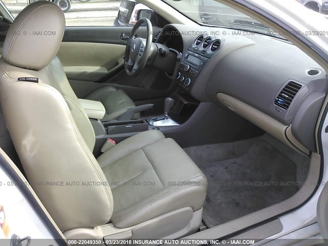 1N4BL24E38C100689 - 2008 NISSAN ALTIMA 3.5SE WHITE photo 5